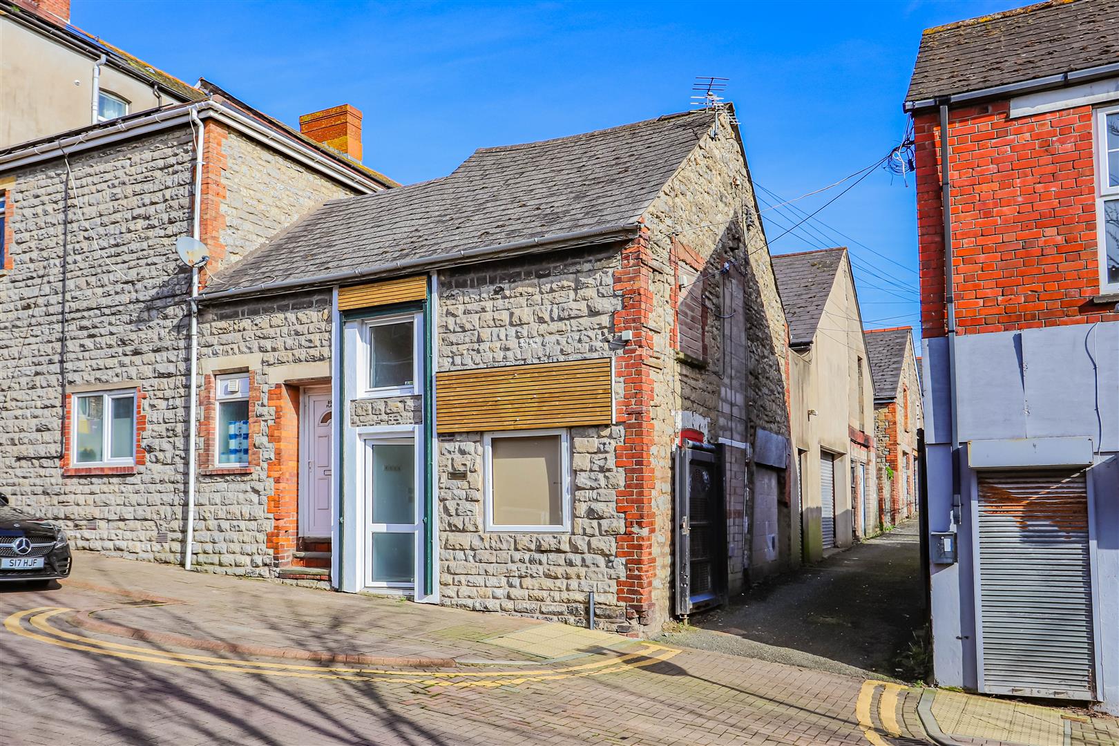 Island Road, Barry